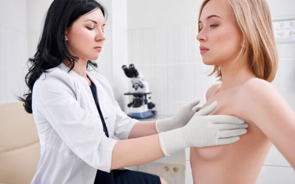 meme büyütme ameliyatı öncesi doktor muayenesi